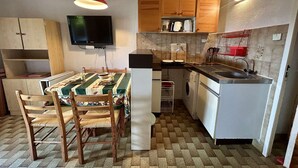 Refrigerador, microondas y parrilla de estufa