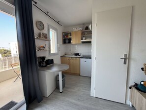 Fridge, microwave, coffee/tea maker - T2 Apt in La Rochelle with parking, near beach (La Rochelle)
