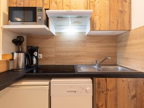 Kylskåp, mikrovågsugn, spishäll och diskmaskin