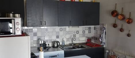 Réfrigérateur, micro-ondes, four, plaque de cuisson