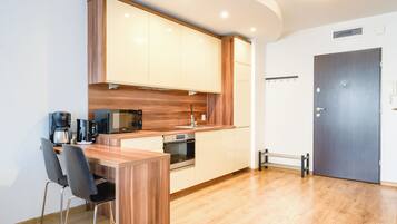 Apartment (14) | Private kitchen | Fridge, stovetop, electric kettle, cookware/dishes/utensils