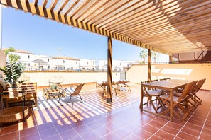 Outdoor dining - Casa Cactus (Callao Salvaje)