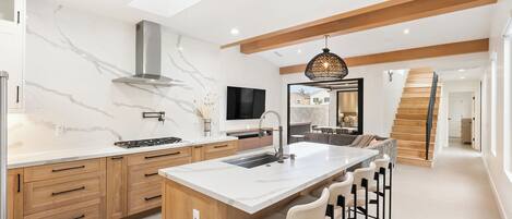 Microondas, horno, placa de cocina, lavavajillas