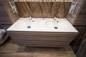 غرفة ديلوكس مزدوجة - منظر للفناء | حمام | تجهيزات دش، دُش غزير، مجففات شعر، خف للقدمين