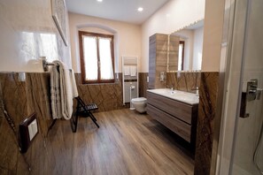 Deluxe Double Room, Courtyard View | Bathroom | Shower, rainfall showerhead, hair dryer, slippers - Cennini 6 (Florence)