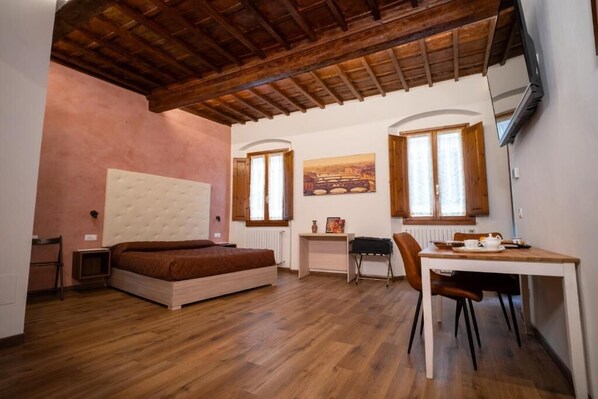 جناح ديلوكس | خزنة داخل الغرفة وستائر تعتيم وتجهيزات عازلة للصوت ومكواة/لوح كي