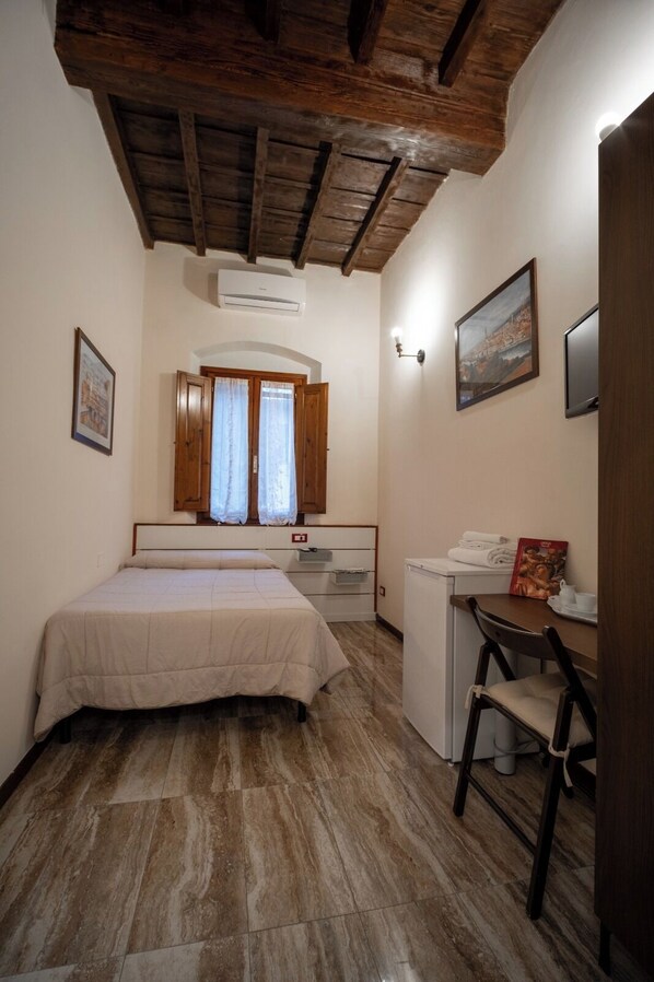 خزنة داخل الغرفة وبديكورات فريدة لكل غرفة وطراز فريد لكل وحدة