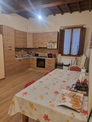 جناح ديلوكس | خزنة داخل الغرفة وستائر تعتيم وتجهيزات عازلة للصوت ومكواة/لوح كي