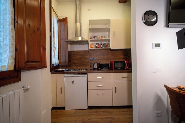 Classic Apartment, Kitchen | Private kitchen | Shared fridge, microwave, oven, stovetop - Cennini 6 (Florence)