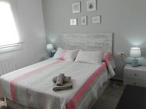 3 bedrooms, iron/ironing board, free WiFi, bed sheets - House with private pool and ocean view (Cunit)