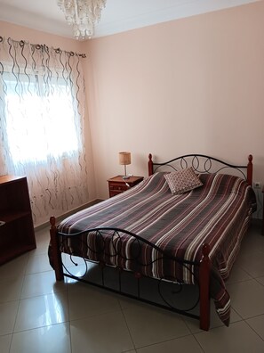 3 bedrooms, iron/ironing board, WiFi, bed sheets