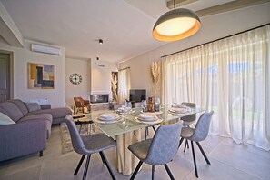 Luxury Villa, Patio, Courtyard View | Dining room