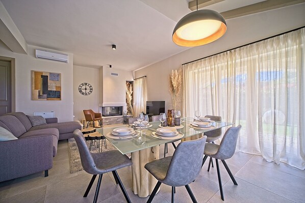 Luxury Villa, Patio, Courtyard View | Dining room