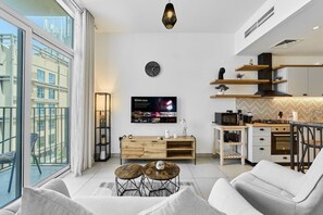 Una televisión, una mesa de tenis de mesa