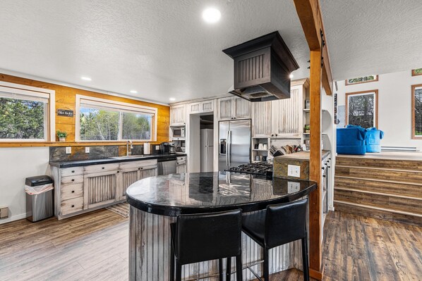 冷蔵庫、電子レンジ、オーブン、コンロ