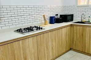 Sistema de insonorización y tabla de planchar con plancha