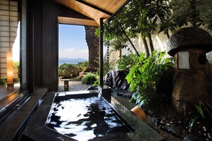 Suite familiar, no fumadores, vistas al mar (Kochuan Suite) | Decoración individual, tabla de planchar con plancha, wifi gratis