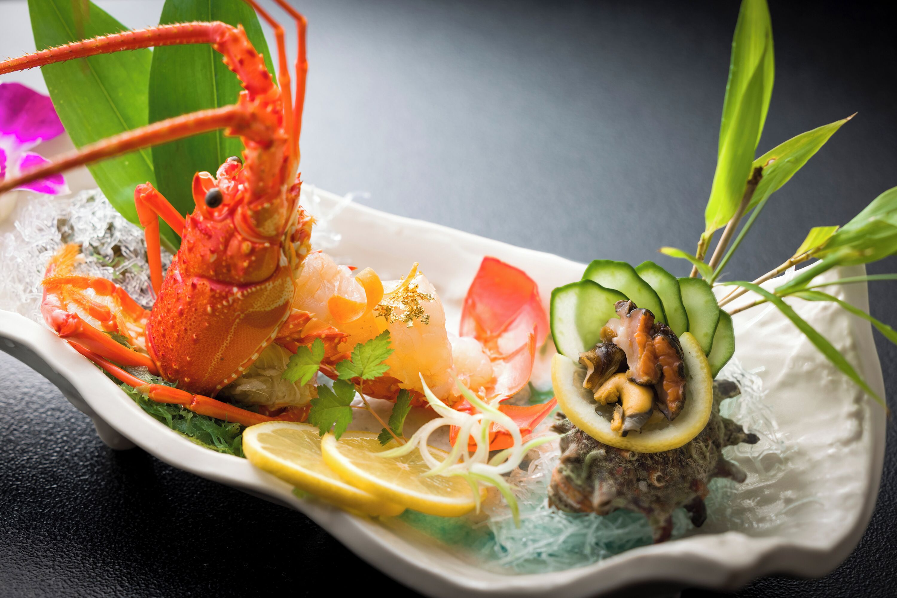 Un plato de mariscos con langosta, camarones y varios adornos.