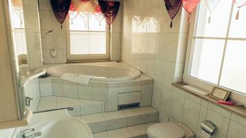 Regadera, tina de hidromasaje, secadora de cabello, toallas