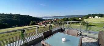 Romantic suite with whirlpool and lake view