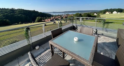 Romantic suite with whirlpool and lake view