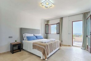 4 bedrooms, iron/ironing board, WiFi, bed sheets - Beautiful Family Villa in Marbella: Pool, Beach and Sunshine in the vicinity of (Marbella)