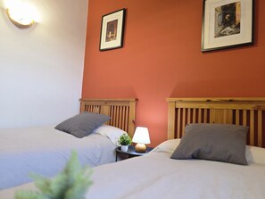 3 bedrooms, iron/ironing board, free WiFi, bed sheets