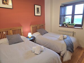 3 slaapkamers, een strijkplank/strijkijzer, gratis wifi, beddengoed