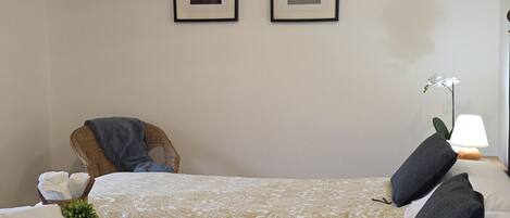 3 slaapkamers, een strijkplank/strijkijzer, gratis wifi, beddengoed