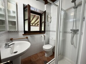 Een haardroger, handdoeken