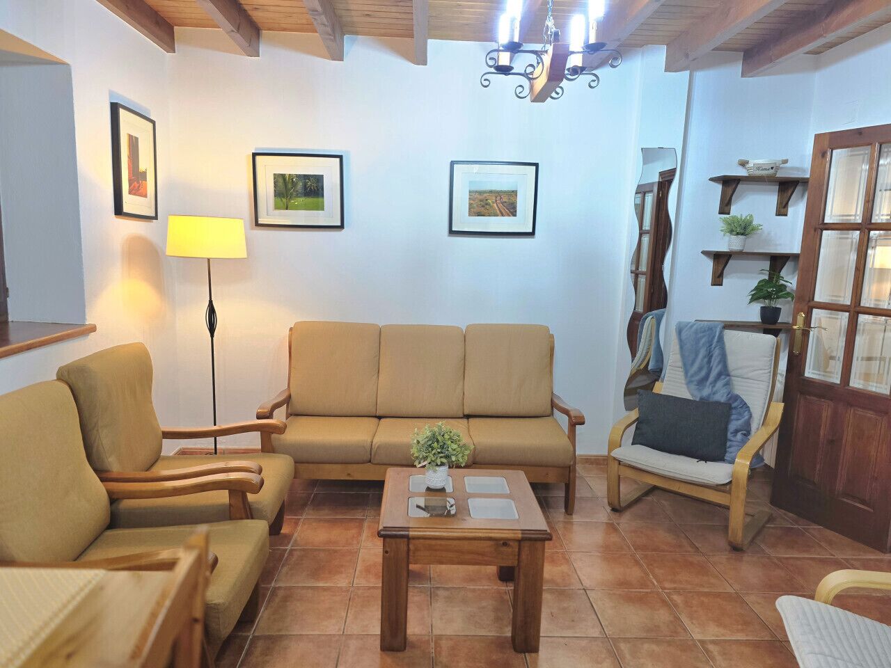 Una televisión, una chimenea