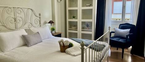 3 dormitorios, tabla de planchar con plancha, ropa de cama