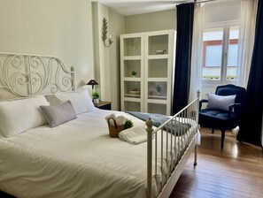 3 bedrooms, iron/ironing board, bed sheets