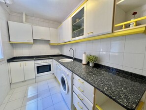 Réfrigérateur, micro-ondes, four, cafetière/bouilloire