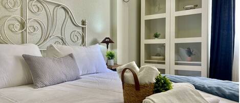 3 makuuhuonetta, silitysrauta/-lauta, vuodevaatteet