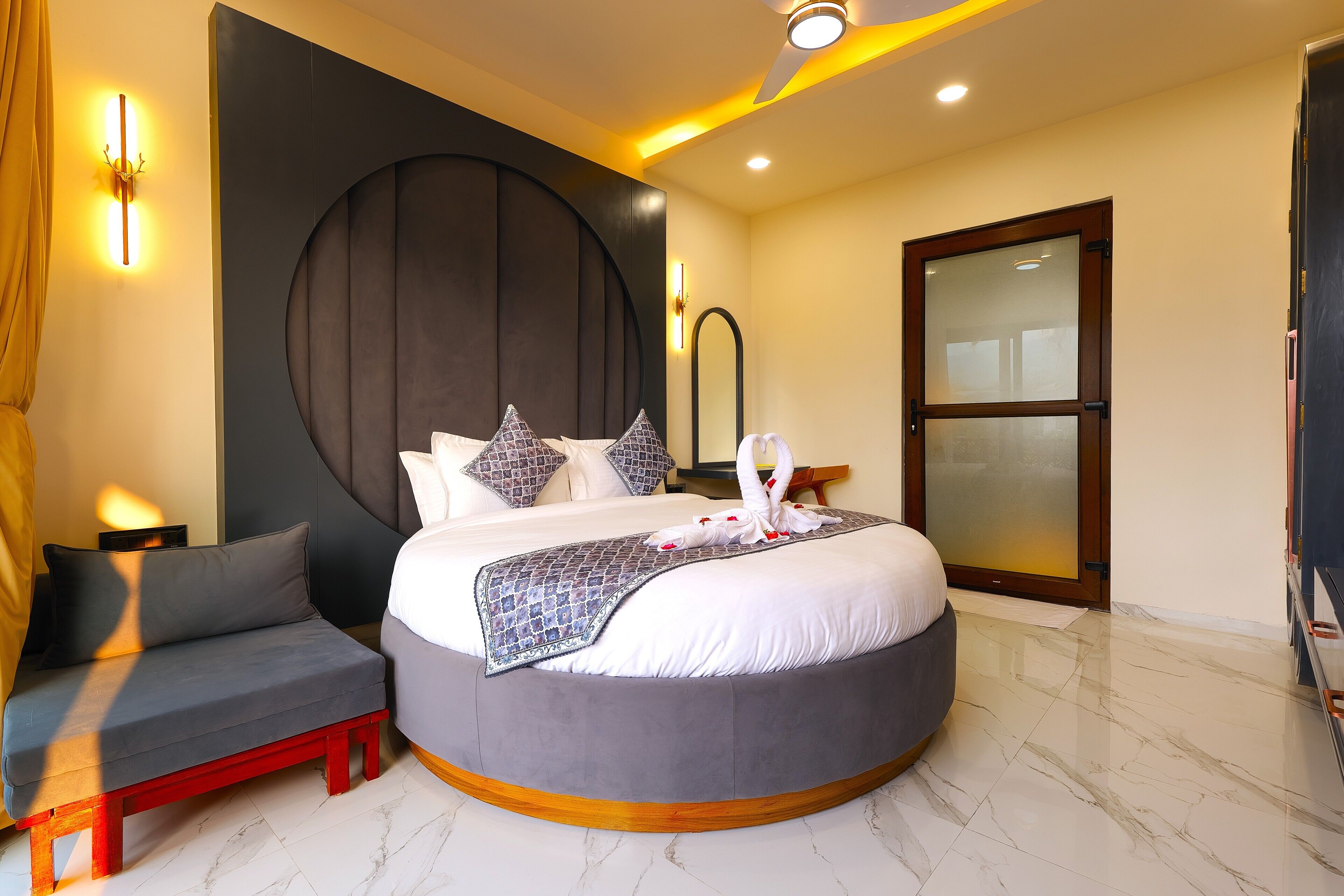 Mussoorie Majesty Room | 埃及棉床單、高級寢具、羽絨被、迷你吧