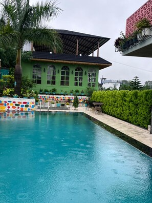 Una piscina al aire libre de temporada