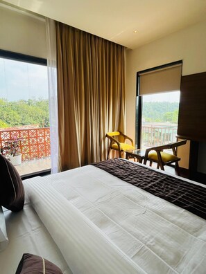 Egyptian cotton sheets, premium bedding, down duvets, minibar - Chitralekha Boutique Resort (Dehradun)