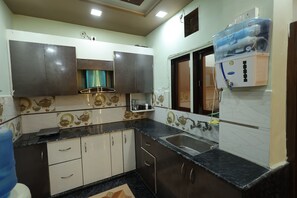 Cookware/dishes/utensils