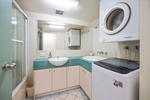 Shower, towels - Golden Beach 3 Bedroom Apartment (Sunshine Coast Region)
