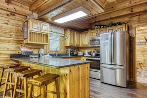 Jääkaappi, mikroaaltouuni, astianpesukone, kahvin-/teenkeitin