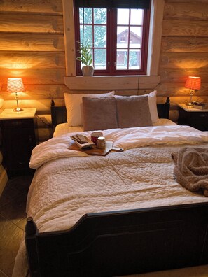 4 bedrooms, travel crib, free WiFi - Family-Friendly Cabin Near Ski Slopes and Trails. Sleeps 12 (Telemark)