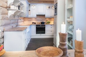Fridge, microwave, oven, stovetop - Family-Friendly Cabin Near Ski Slopes and Trails. Sleeps 12 (Telemark)