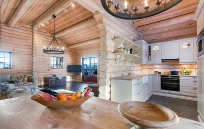 Beautiful log cabin, 4 bedrooms with sleeping space for 12, free wifi and sauna