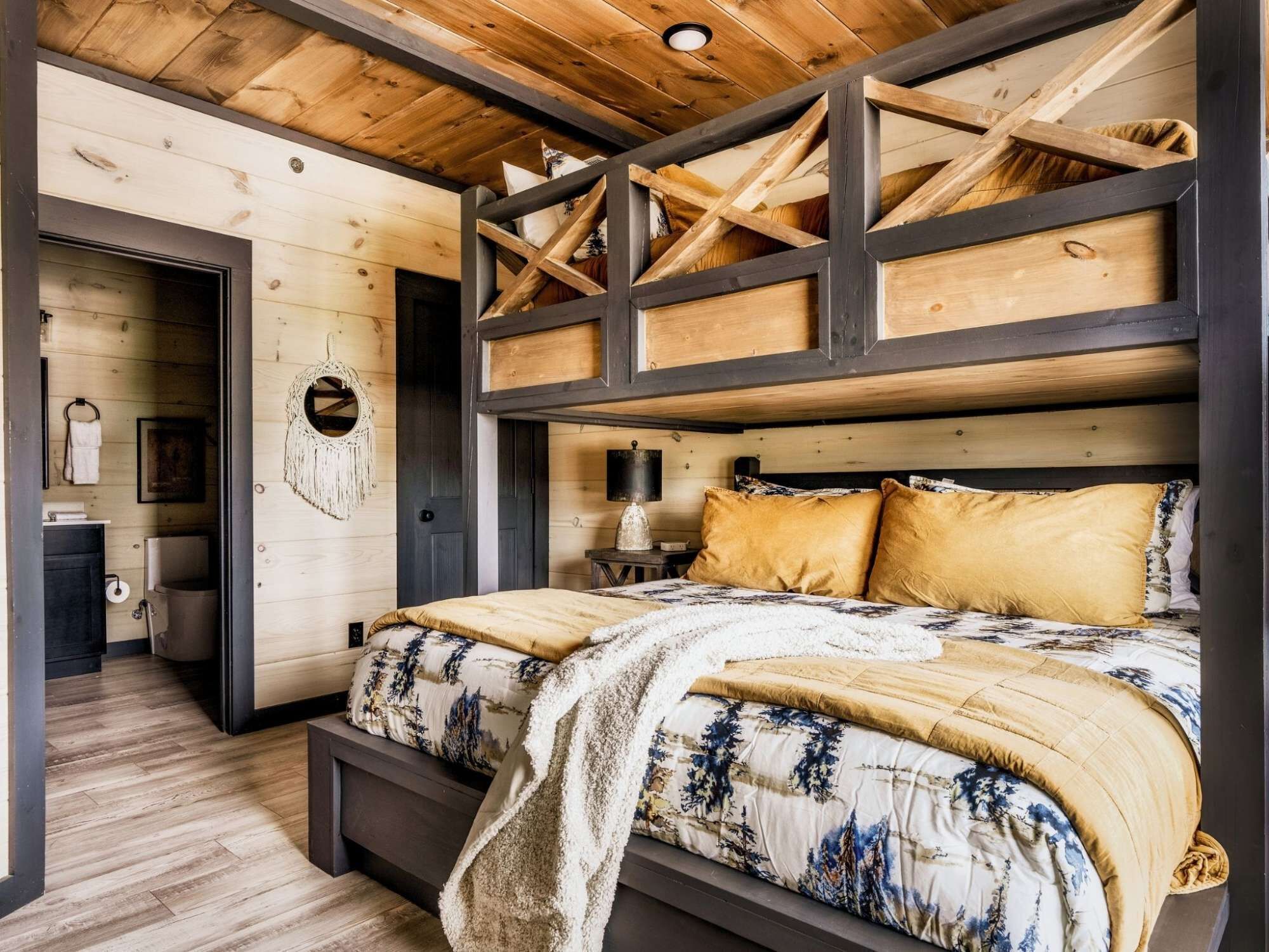 5 Schlafzimmer, Schreibtisch, Bügeleisen/Bügelbrett, WLAN