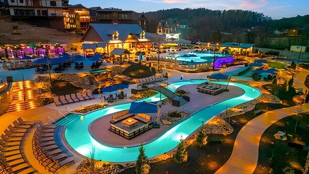 Un complexe hôtelier doté d’une grande piscine extérieure, d’espaces de détente et de différents bâtiments.