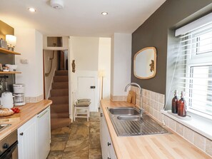 Cookware/dishes/utensils - Launcher's Cottage (Scarborough)