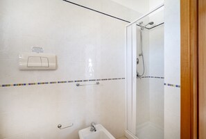 Dusche, Bidet, Handtücher
