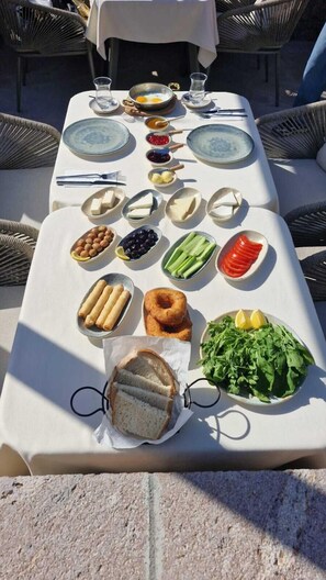 Free daily continental breakfast - Buyan Han (Ayvacik)