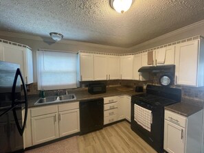 Microwave, oven, stovetop, dishwasher - Charming 3-bedroom bungalow in pleasant Indianapolis with WiFi, AC, (Indianapolis)